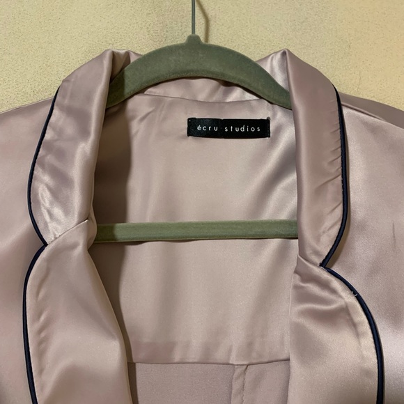 Ecru Studios mauve pink satin blazer with contrasting navy piping, size small - Picture 4 of 10